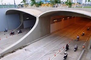 Cấm tất cả xe qua hầm sông Sài Gòn từ 20 giờ tối nay