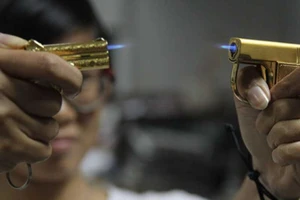 Công an vào cuộc xử lý việc mua bán hộp quẹt hình súng