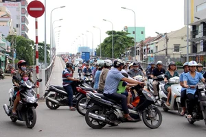 Xuống chân cầu Chữ Y (quận 5) không được rẽ trái