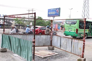 Vụ lọt hố ga làm chậm tiến độ đường Kinh Dương Vương