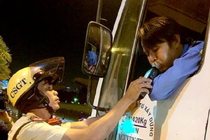 Kiểm tra nồng độ cồn xuyên đêm trong dịp Tết