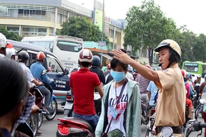 Sau lễ, CSGT phân luồng giảm ùn tắc tại BX Miền Đông