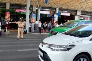 Taxi không có phù hiệu còn chèo kéo khách ở sân bay