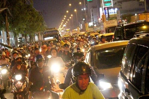 Chùm ảnh: Cuối năm, kẹt xe bất chấp giờ giấc 