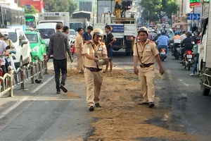 CSGT giúp dân 'hốt' nhớt đổ ra đường