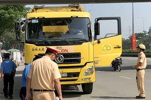 Xe quá tải vẫn không thể “thoát” trong dịp Tết