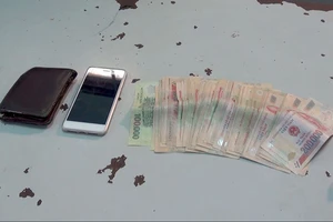 Thong dong đi bộ sau khi cướp 13 triệu đồng