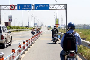 Thưa thớt xe máy đi vào đường dẫn cao tốc Long Thành
