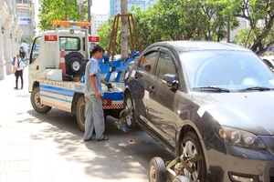 Quận 1 phạt xe biển xanh đậu trên vỉa hè