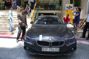 Ông Đoàn Ngọc Hải cho cẩu một loạt xe sang chiếm vỉa hè