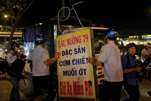 Chạy nháo nhào khi phố ăn nhậu vỉa hè bị dẹp