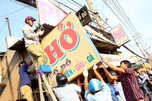 Bình Tân dỡ hàng rào lấn chiếm của Thế giới di động