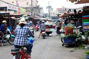 Giải tỏa 150 hộ buôn bán chiếm vỉa hè quanh chợ Thủ Đức