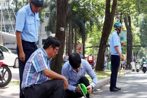 Phó Chủ tịch quận 3 đo lộ giới để xử lý vỉa hè