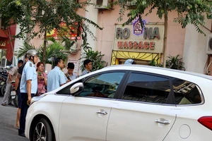 Ông Hải đang xử lý vi phạm vỉa hè của một tiệm massage