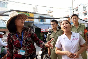 Nữ chủ tịch phường Bình Trị Đông B xăn tay dẹp vỉa hè