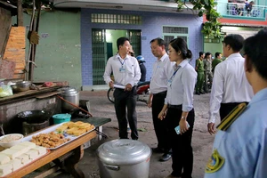 Nữ chủ tịch phường kiểm tra vỉa hè lúc 5 giờ sáng