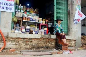 Phá bậc thềm, dân bắc thang vô nhà: Quận 1 nói gì?