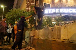 Quận 1 cẩu hàng rào quán cà phê Starbucks