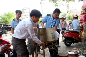 Lãnh đạo phường phụ dân dọn hàng chiếm vỉa hè vào trong