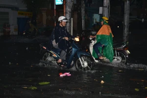 Dự báo hôm nay, TP.HCM tiếp tục mưa giông, lốc xoáy 
