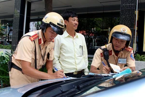 Đối phó CSGT, tài xế mở nắp cabin nói xe hư