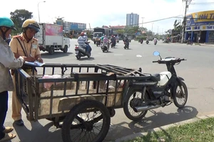 Xử phạt hàng loạt xe mù, xe mờ