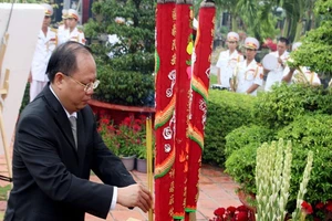 Ông Tất Thành Cang dâng hương các anh hùng liệt sĩ