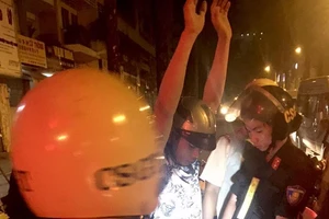 CSGT bắt 2 thanh niên táo tợn đánh người cướp xe