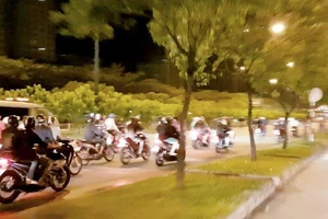 Hàng trăm 'quái xế' đi bão tốc độ 150 km/giờ ở TP.HCM