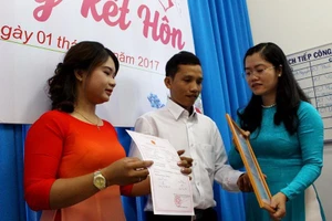 Trao thư chúc mừng, dặn vợ chồng không sinh con thứ 3