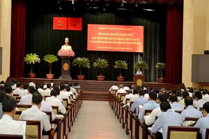 Dân trong địa bàn còn nghèo mà cán bộ xây biệt phủ... 