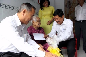 Thăm, tặng quà các mẹ Việt Nam anh hùng ở Nhà Bè