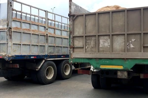 CSGT quận 12 mật phục bắt xe quá tải trên tuyến đê bao 