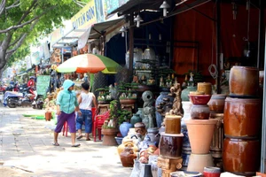 Đang cưỡng chế 50 kiốt trên đường Trường Chinh