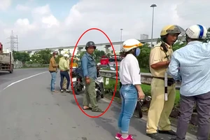 Trưởng phòng PC67 nói gì về 'người lạ' bên cạnh CSGT?