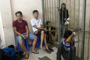 Bắt 8 người nghiện mua ma túy qua ô cửa ở phố Tây