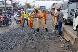 CSGT TP.HCM “vá” đường cho dân chạy xe khỏi té