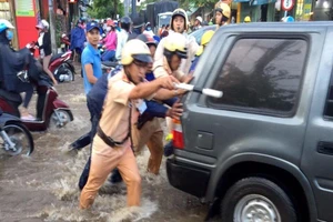 CSGT quận 12 giúp dân 'cứu' xe chết máy qua điểm ngập