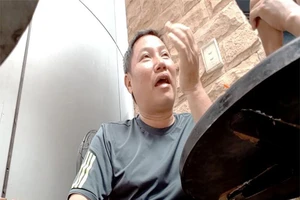 Quận 1 cho thôi việc cán bộ 'bảo kê' vỉa hè