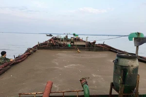 Bất chấp lệnh cấm biển, 4 tàu ngang nhiên hút cát lậu