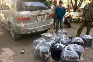 CSGT truy đuổi ô tô chở thuốc lá lậu 'như phim' 