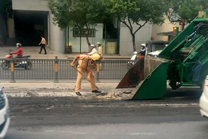 Đang kiểm tra đua xe, CSGT phải quay sang dọn bùn đất 