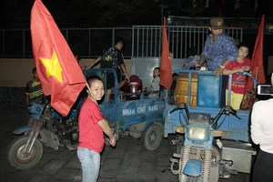 CSGT căng mình xử lý nhiều xe ba gác chở người cổ vũ