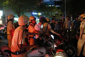 3 giờ hàng trăm thanh niên vẫn nẹt pô, thổi kèn cổ vũ