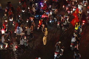  CSGT trong vòng vây của người hâm mộ U-23 Việt Nam