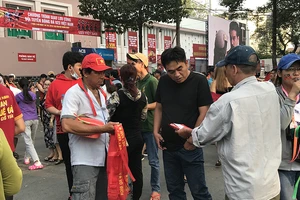 Giá vé vào sân Thống Nhất giờ chót hạ nhiệt, 150K/2vé