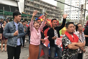 CVĐ ngồi bệt xuống đường xem U-23 qua màn hình Led