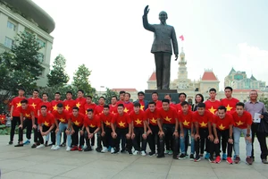 Người hâm mộ vây quanh U-23 ở phố đi bộ Nguyễn Huệ 