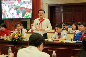 'Mùi kênh hôi quá, em không tập trung học được'